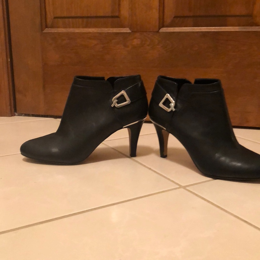 Worn only one time!! Vince Camuto Womens Size 9